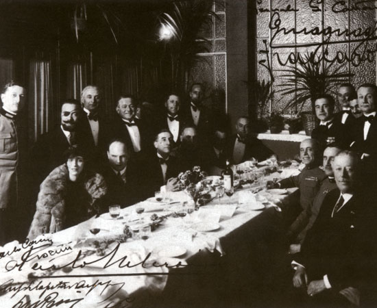 Artists and intellectuals at a meeting of the Sbafing Club in 1923